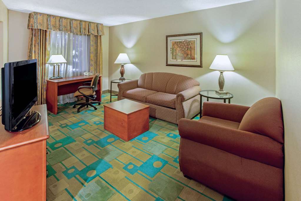 La Quinta Inn & Suites by Wyndham Appleton College Avenue - photo 16