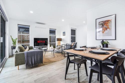 Modern Central and Classy By KOSH BNB — 4-Star Luxury Hotel in Hamilton, New Zealand