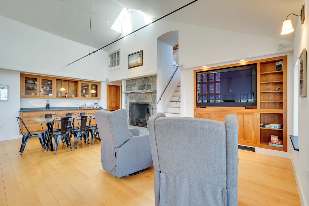 Wellness Retreat with Views Upscale Marlboro Cabin — 4-Star Luxury Hotel in Marlboro, United States