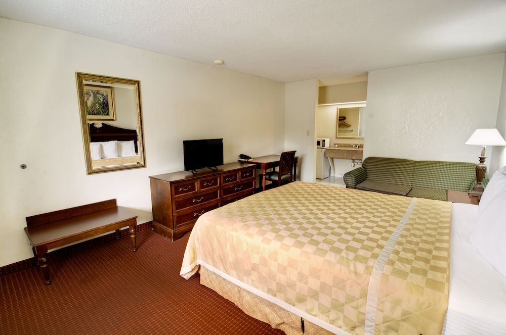 Econo Lodge Oyster Point - photo 7