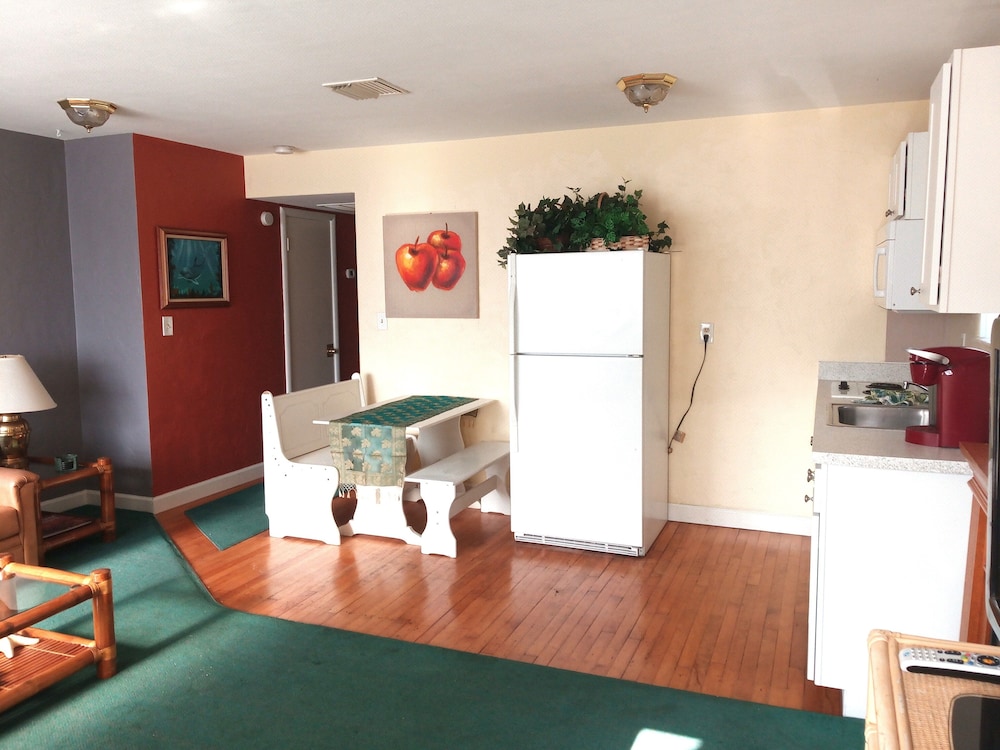 Swashbuckler Motel - photo 18