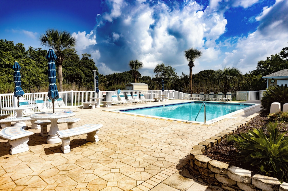 Newly Renovated 140 Feet To White Sandy Beaches Pool Grill - photo 14