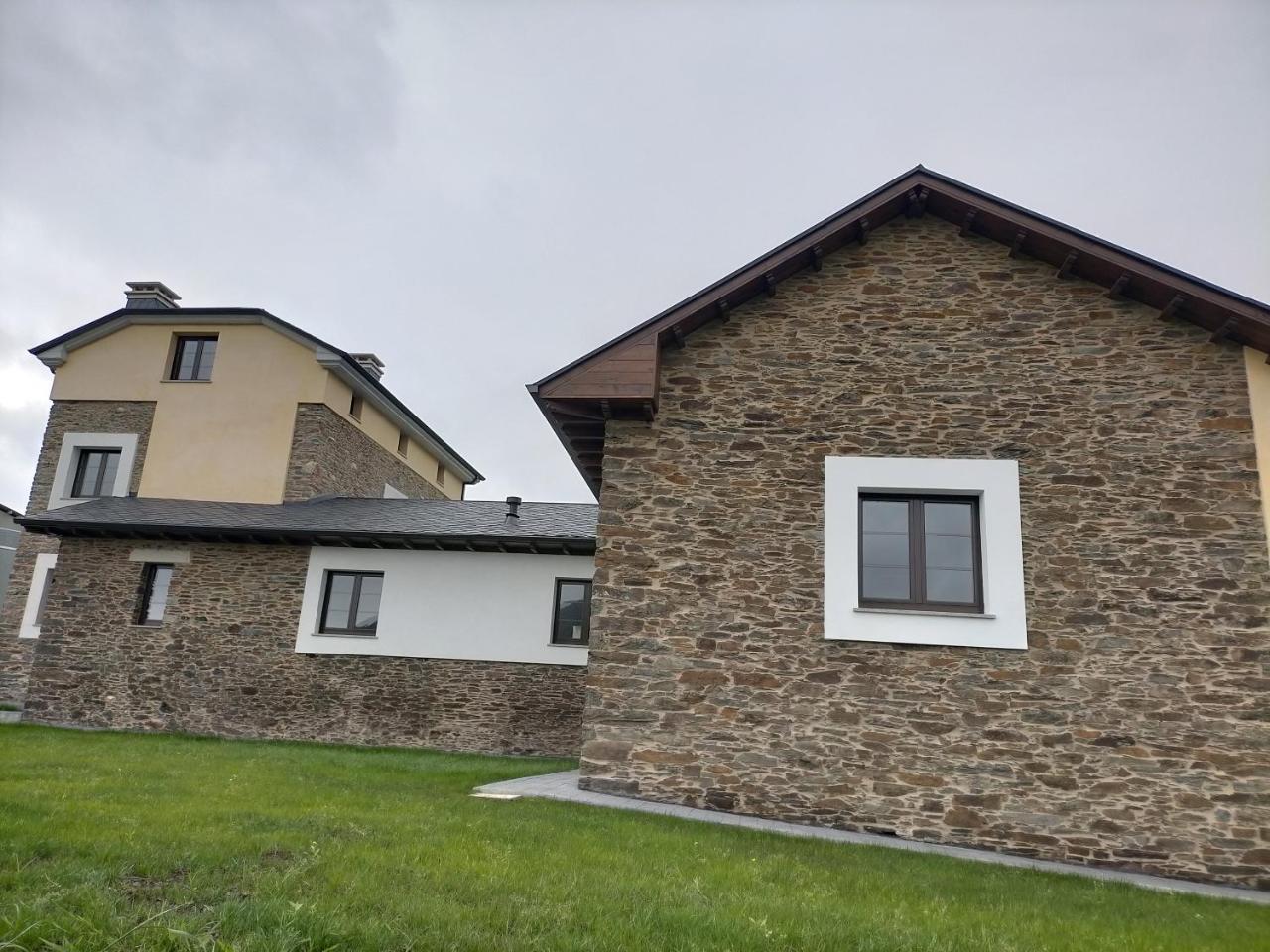 Apartamentos Puerta Del Castro — 4-Star Luxury Hotel in Coana, Spain
