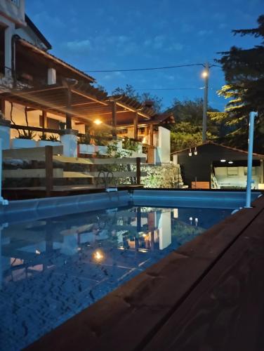 Ala Da Apartman Sa Bazenom — 4-Star Luxury Hotel in Zadvarje, Croatia