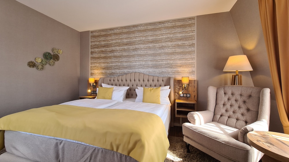 Hotel Zum Leineweber — 4-Star Luxury Hotel in Burg, Germany