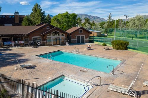 Lakeside Escape 2 BR with Hot Tub — 4-Star Luxury Hotel in Huntsville, United States