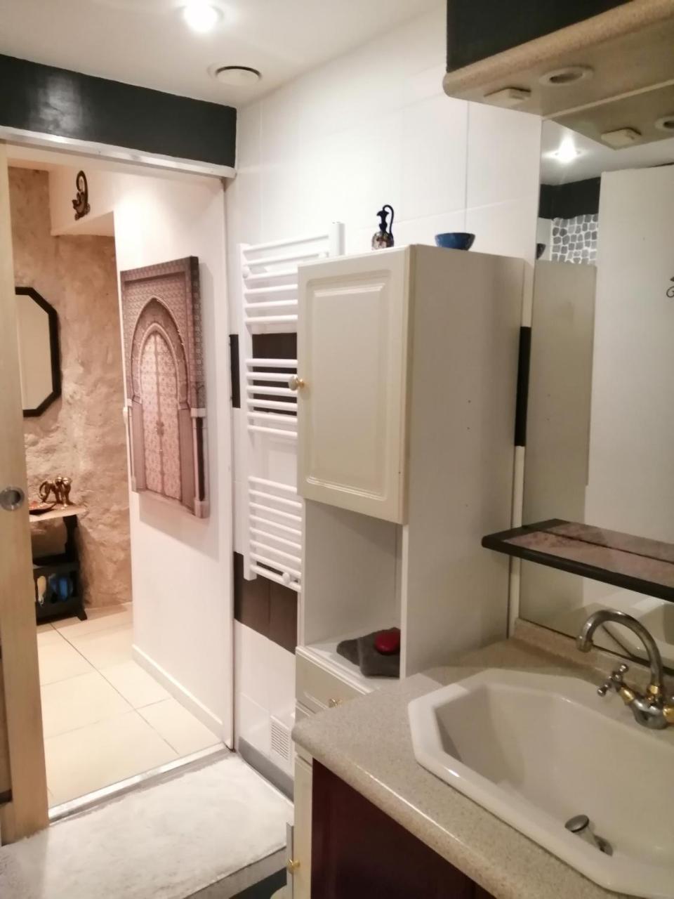 Jacuzzi Massage Sur Rdv Duo Reiki Californien Reflexologie Plantaire Et Bouteille Mousseux Offerte pet-friendly hotel Ferolles