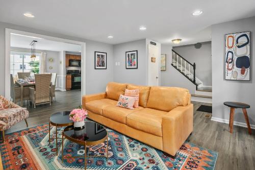 NEW Large 3 story townhome Private Self checkin Pet Friendly in Sterling, United States