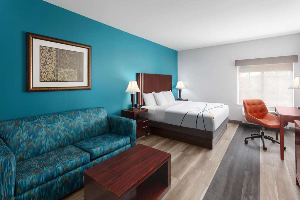 La Quinta Inn & Suites by Wyndham Woodward - photo 21