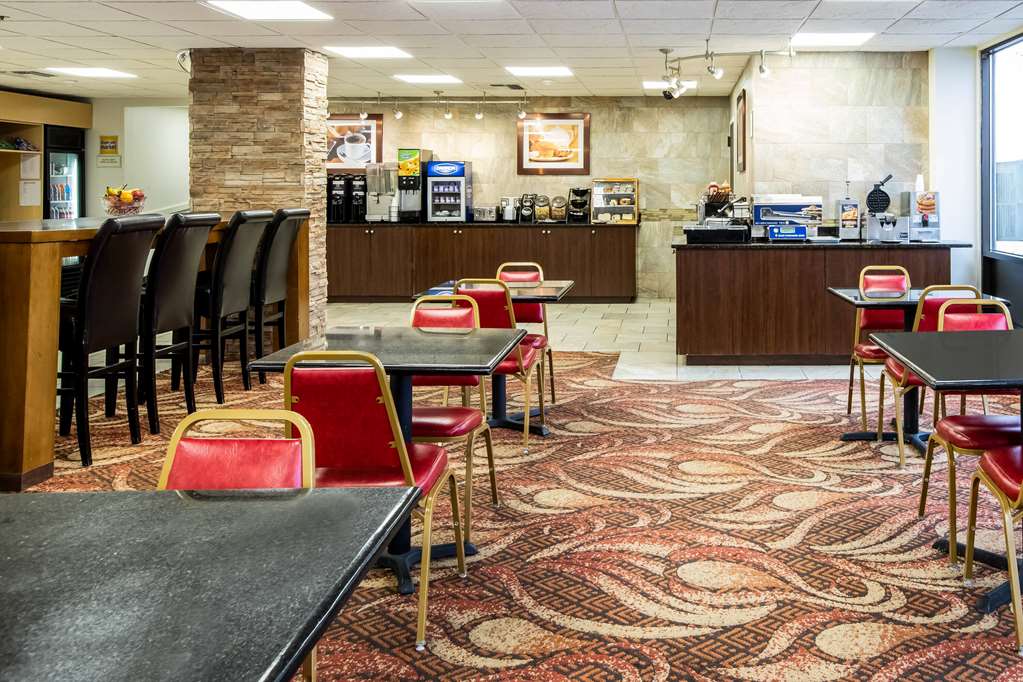 La Quinta Inn by Wyndham Davenport & Conference Center - photo 43