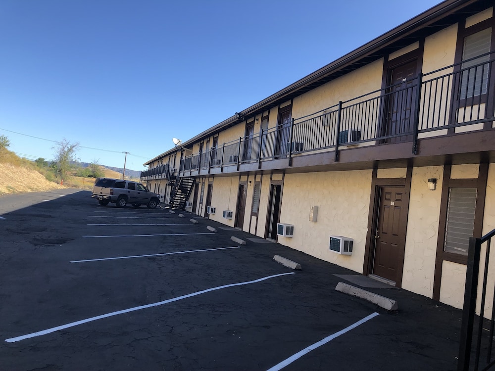 Golden Hills Motel - photo 17