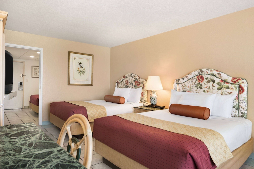 Days Inn by Wyndham Panama City Beach Beachfront Resort - photo 23