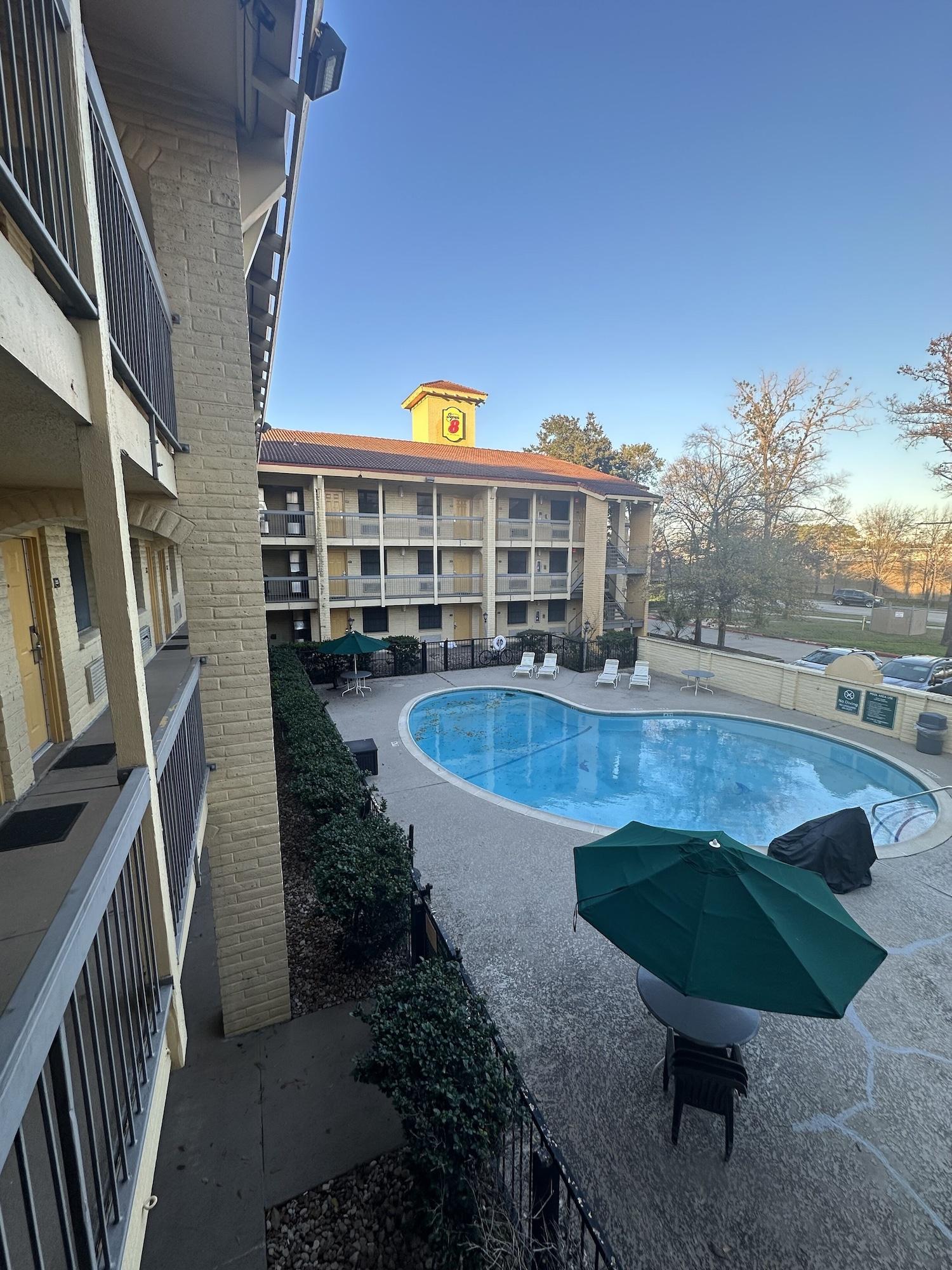 Super 8 by Wyndham The Woodlands North - photo 5