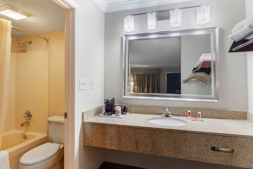 Econo Lodge Byron Warner Robins - photo 10