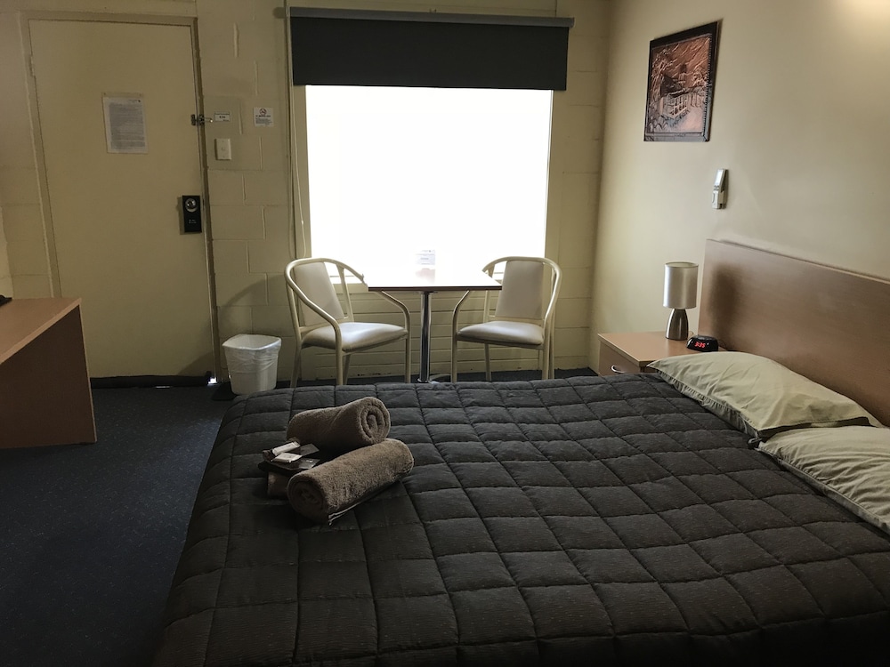 Benjamin Singleton Motel — Singleton