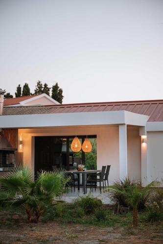 Manolis Seaside Villa — 4-Star Luxury Hotel in Rodos, Greece