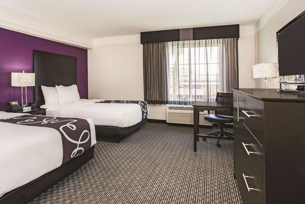 La Quinta Inn & Suites by Wyndham Las Vegas Summerlin Tech - photo 13