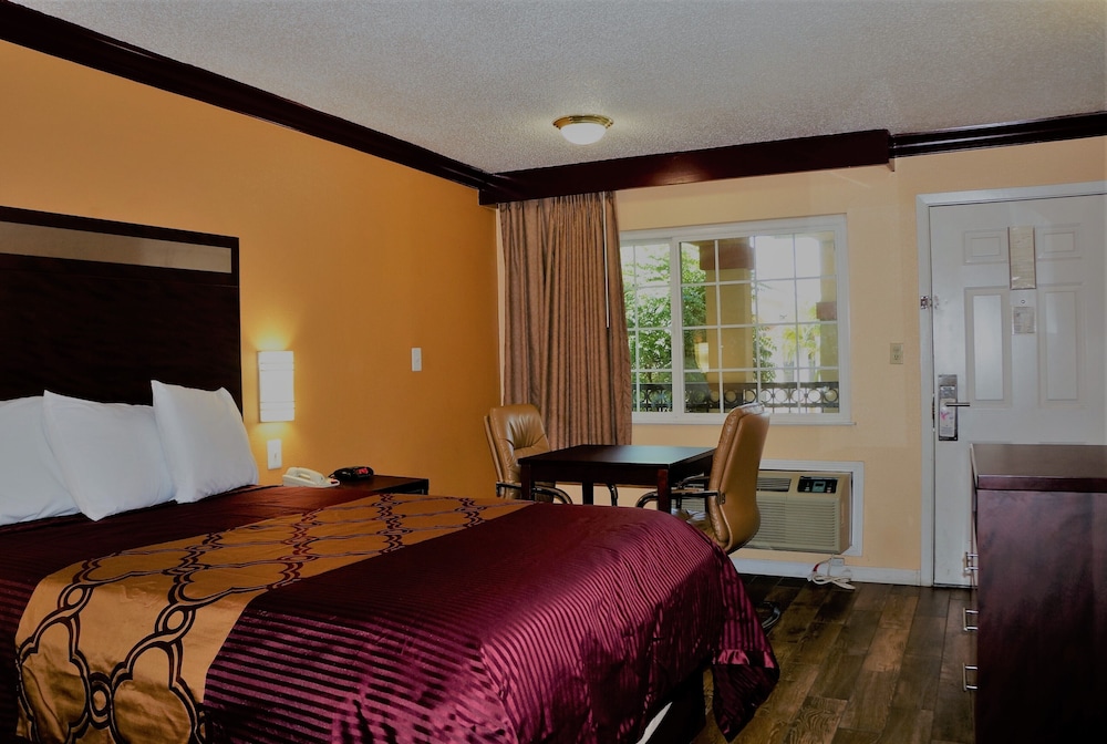 America's Deluxe Inn - photo 12