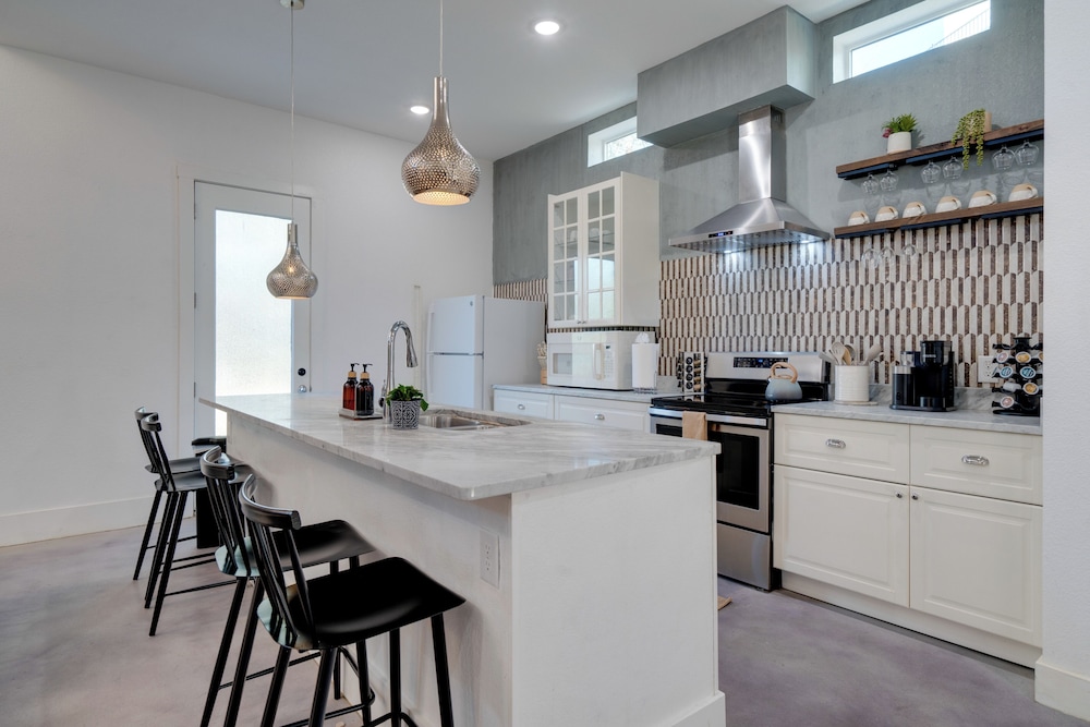 Near Lake Travis & Marina: Modern Austin Getaway