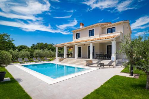 Villa Cavallina — 4-Star Luxury Hotel in Barban, Croatia