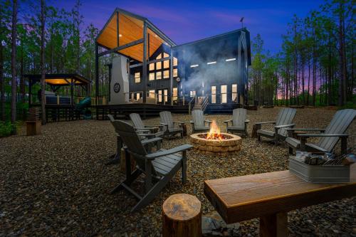 Wild Mountain Honey 4BR 4BA 1k Deck Oasis in Broken Bow, United States