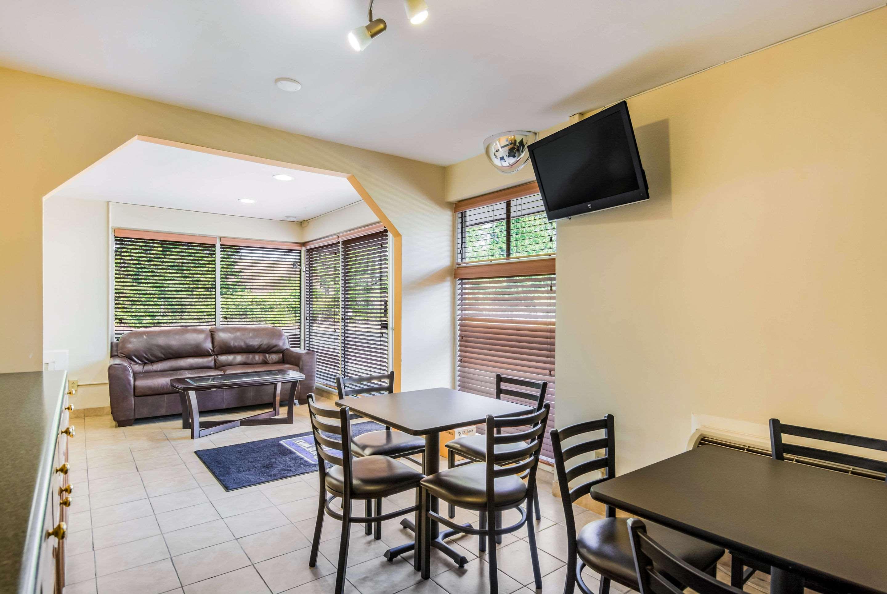 Rodeway Inn Richmond South - photo 11
