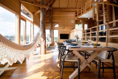 Esk Treehouse Cabin Unique Home with River Views — 4-Star Luxury Hotel in Launceston, Australia