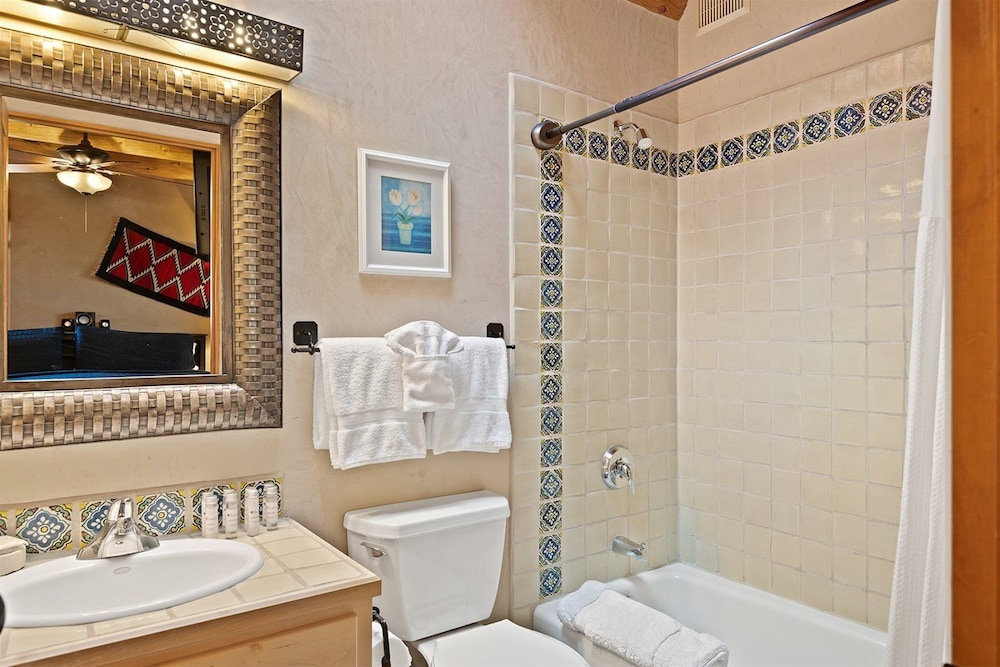 Kiva Stunning & Lovely With Kiva Fireplace Walk to the Plaza and the Railyard - photo 22