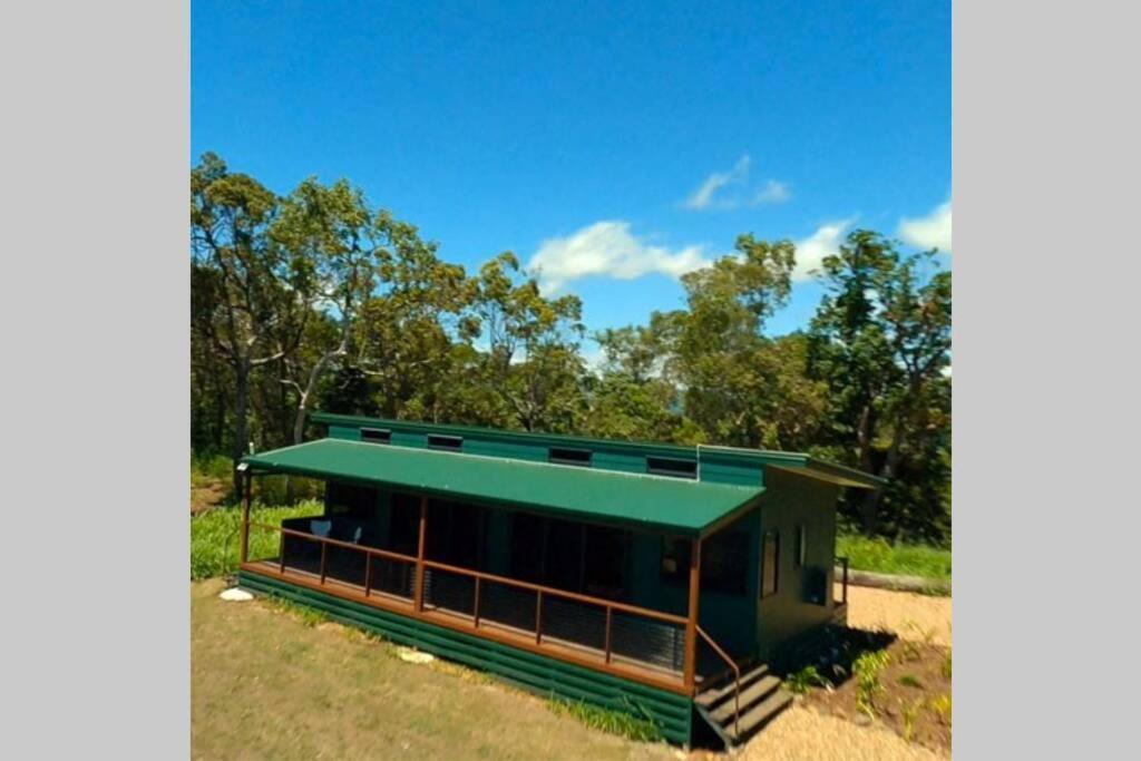 Ridge Cabin Stunning Views 5km From Neighbours — 4-Star Luxury Hotel in Airlie Beach, Australia