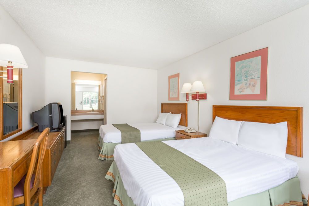 Palmetto Inn - photo 8