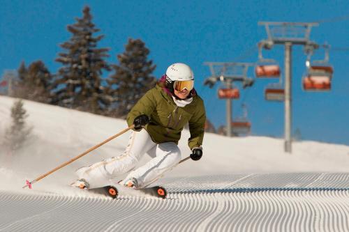 Studio Steps to Red Pine Gondola & Canyons Village — 4-Star Luxury Hotel in Bridgeport, United States