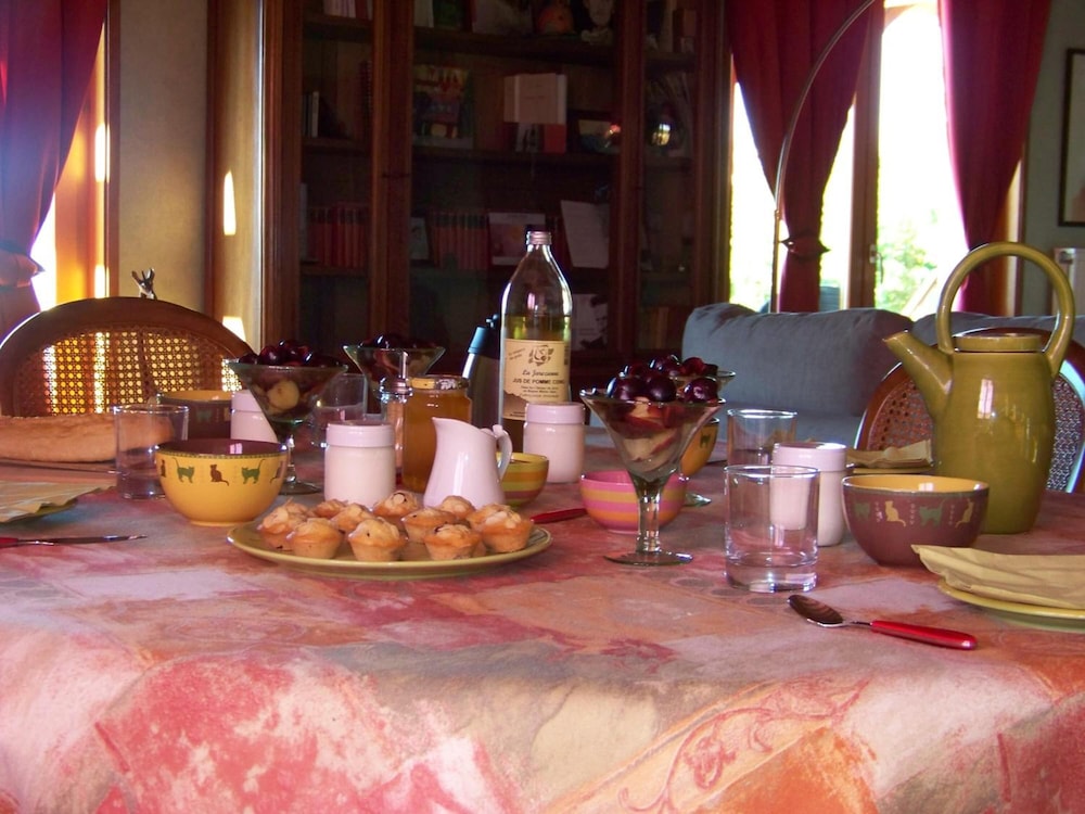 Croix Blanche - carbon neutral hotel in Cellieu