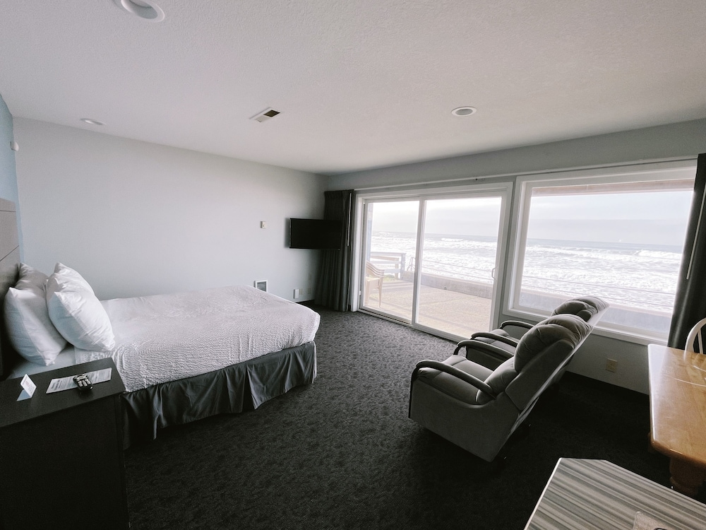 The Sandcastle Beachfront Hotel - photo 45