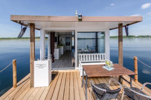 feststehendes Hausboot - carbon neutral hotel in Unknown City