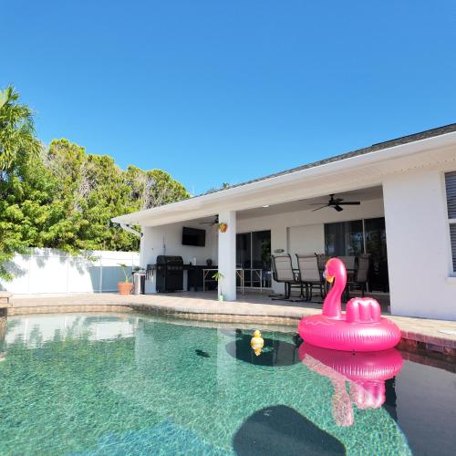 Coastal Oasis Sleeps 8 Heated Pool BBQ and Jacuzzi in Cape Coral, United States