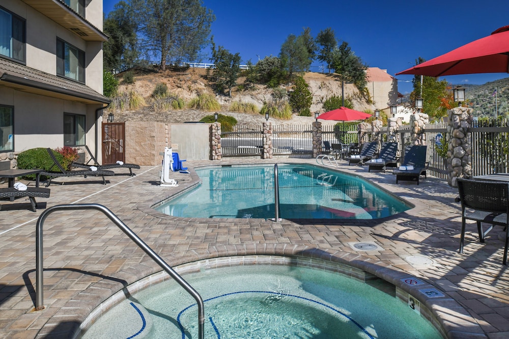 Yosemite Southgate Hotel & Suites - photo 30