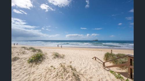 Sea Breeze at Mudjimba Beachside tennis pool — 4-Star Luxury Hotel in Mudjimba, Australia