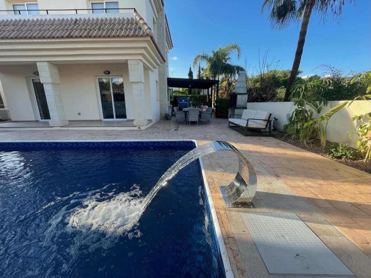 Luxury Spacious Holiday Villa with Heated Swimming Pool