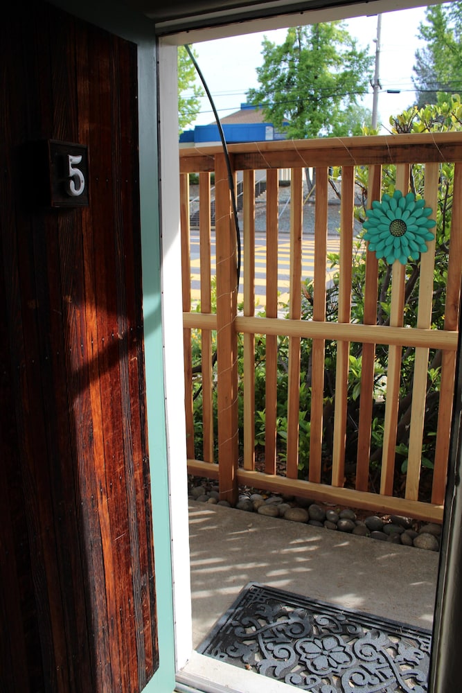 The Bonnie Inn Unit 5 With Breakfast Nook - photo 9