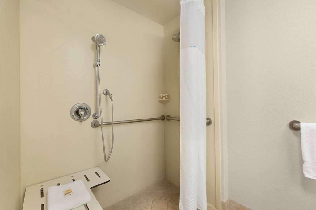 La Quinta Inn & Suites by Wyndham Fresno Northwest - photo 35
