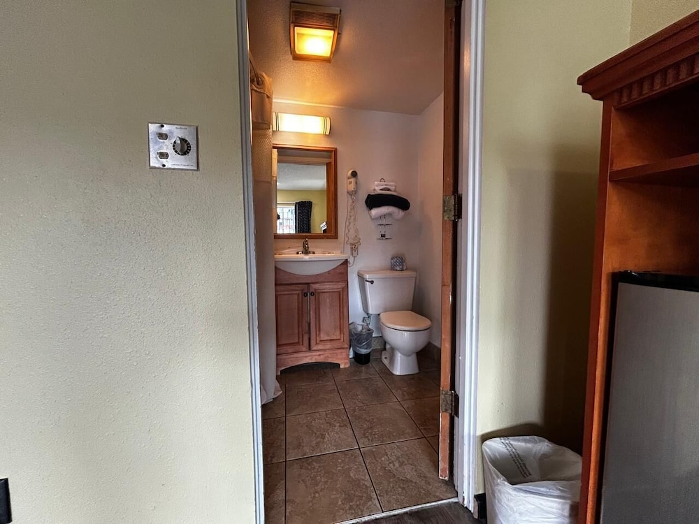 Travelers Inn by OYO Longview Kelso - photo 21