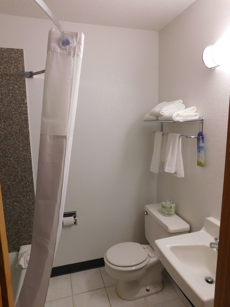 Days Inn by Wyndham West Branch Iowa City Area - photo 15