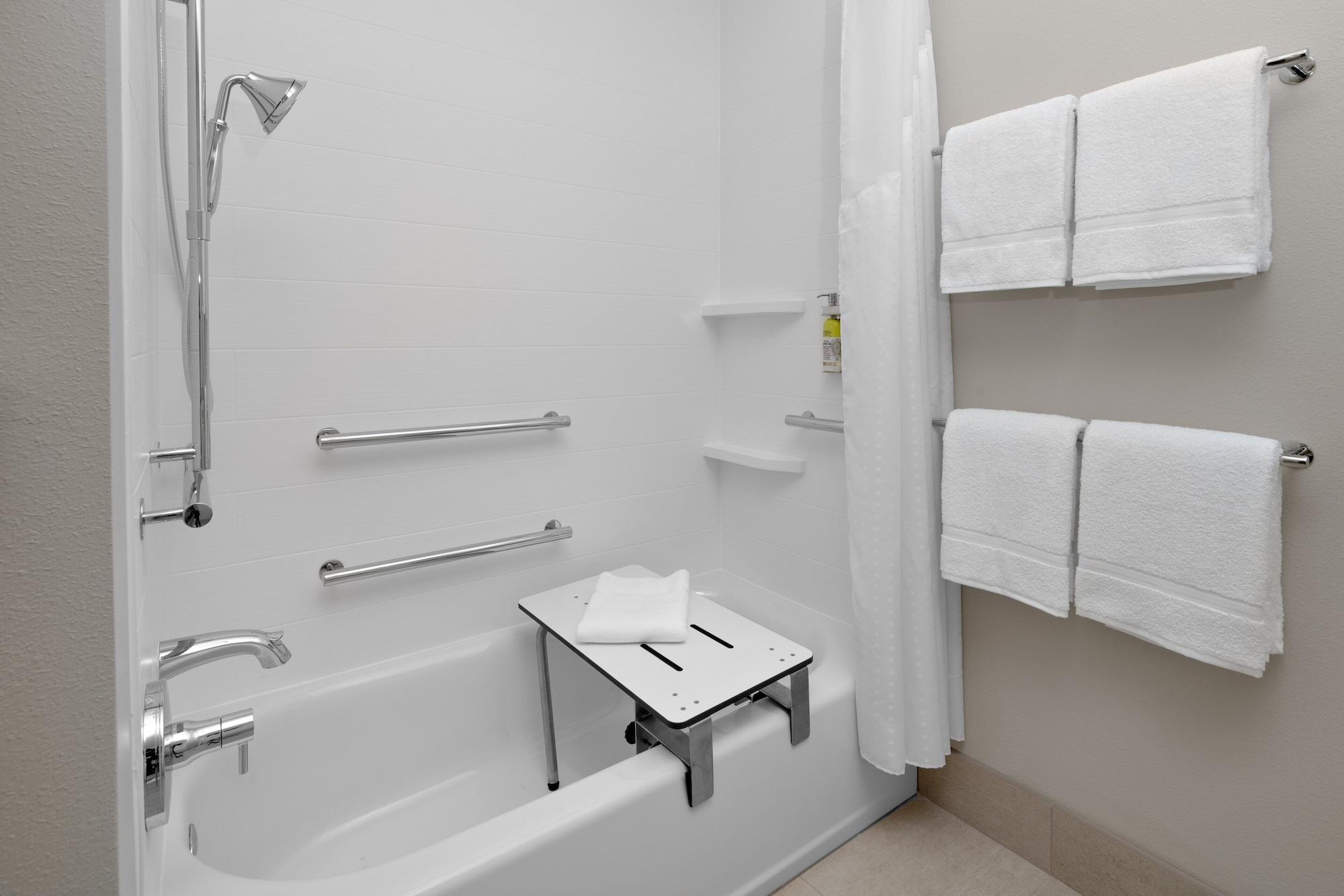 Holiday Inn Express & Suites Elkhorn Lake Geneva Area by IHG - photo 11