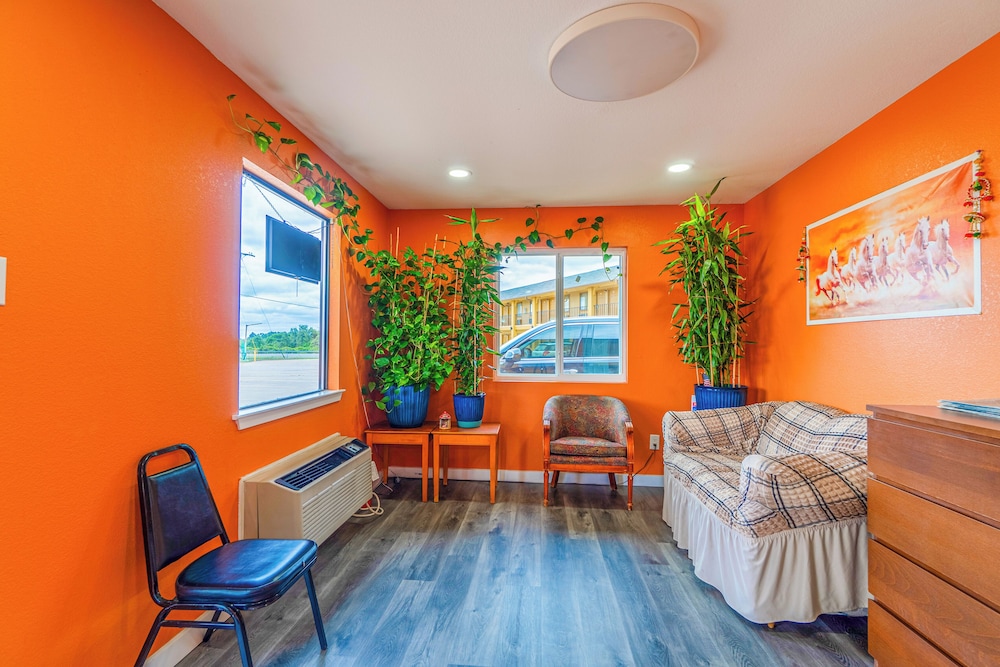 Regency Inn By OYO Rockdale TX - photo 7