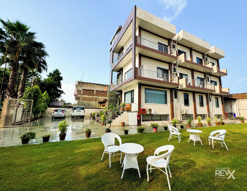 Hotel Vrinda Sarovar pet-friendly hotel Mathura