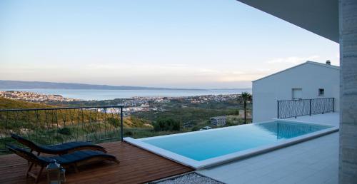 Villa Godimento w heated pool — 4-Star Luxury Hotel in Split, Croatia