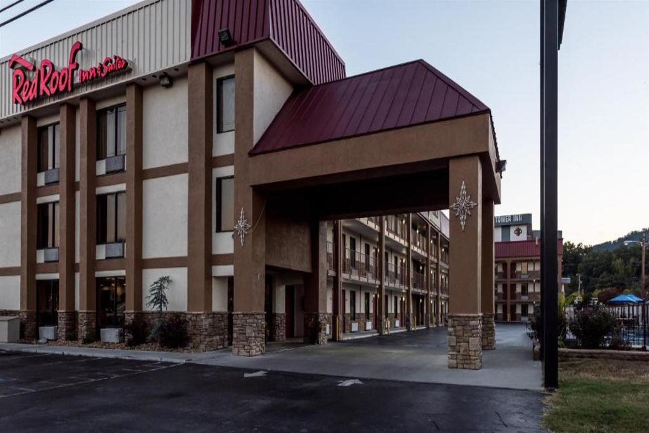 Red Roof Inn & Suites Pigeon Forge Parkway - photo 2