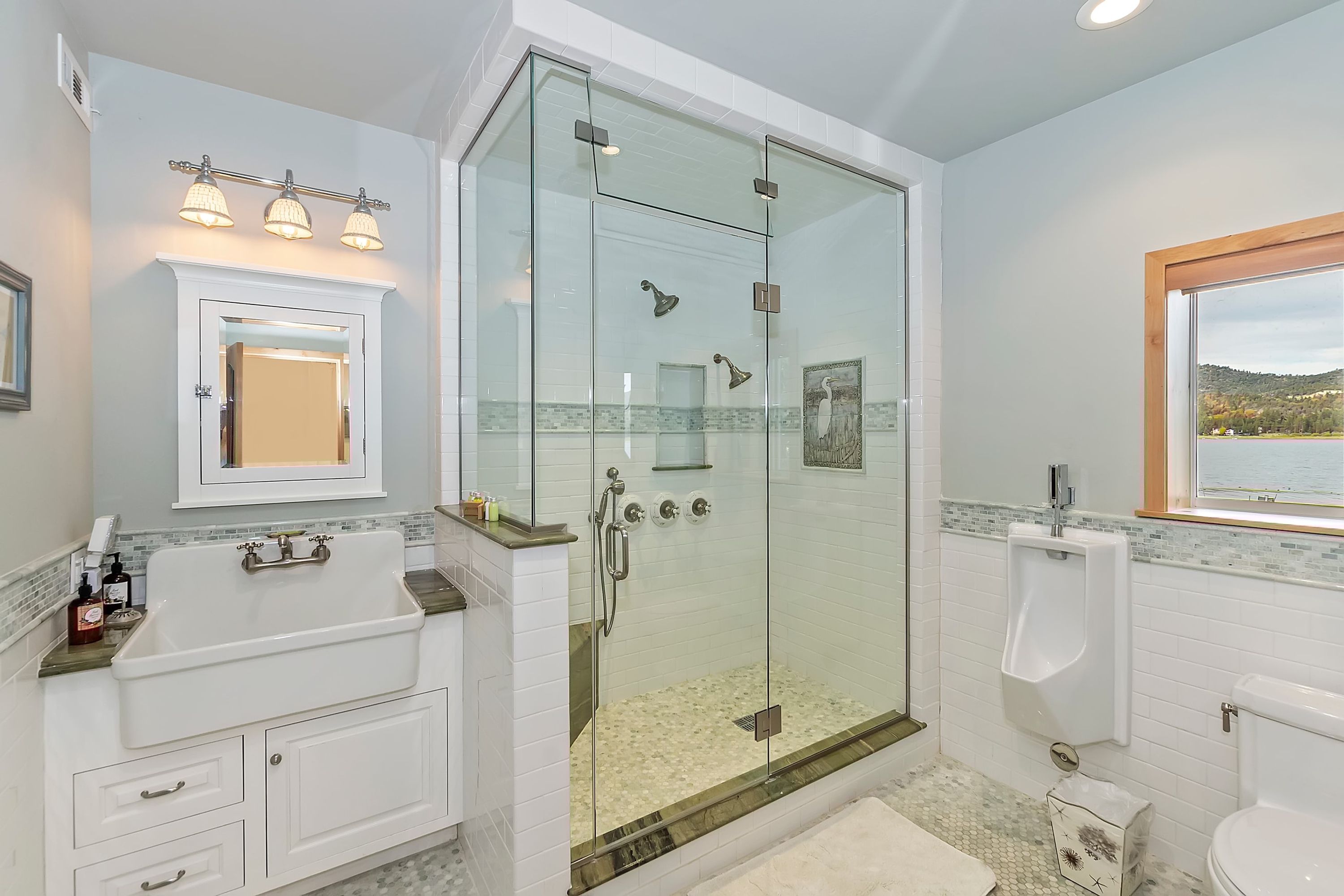 Lagunita Shores by Avantstay Beautiful Lakefront Mansion w Hot Tub & BBQ - photo 25