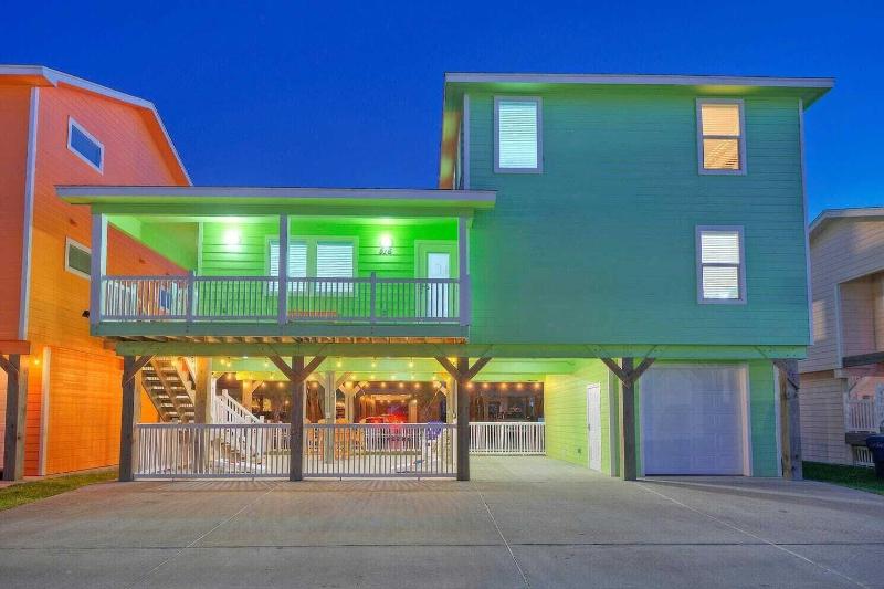 Reel Life Dreams by Avantstay Pool Near Beach - photo 9