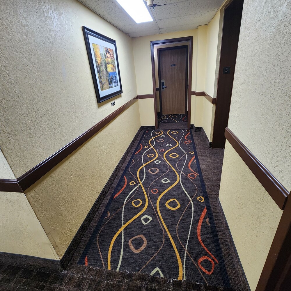 Katahdin Inn & Suites - photo 38